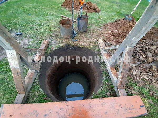 Мутная вода в свежевскопанном колодце