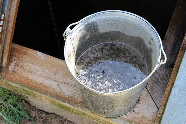 Грязная вода в колодце